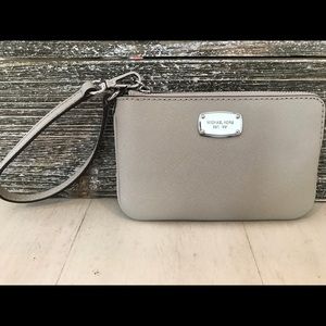 NWT !! MICHEAL KORS LEATHER SIDE ZIP WRISTLET